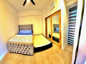 A bedroom with a bed, a mirror, and a sliding door. - Beautiful apartment with a view of the sea (Tijuana)
