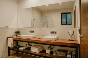 Shower, rainfall showerhead, towels, soap -  Villa Montefiori (Valle de Guadalupe)