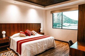 Master Suite | Safe på rommet, blendingsgardiner og strykejern/-brett