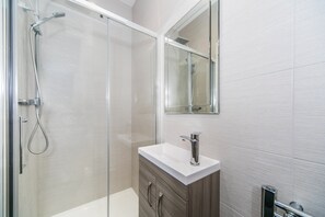 Shower - 14 Helena House Lux Apartment (Reading)