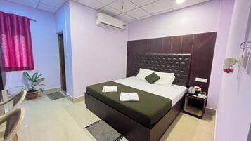 In-room safe, laptop workspace, soundproofing, free WiFi