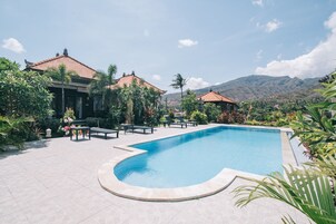 Una piscina al aire libre