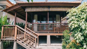 Bagian depan properti - sore/malam