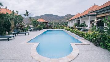 Una piscina al aire libre