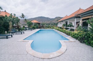 Una piscina al aire libre