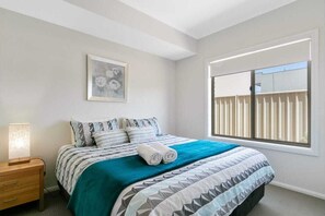 3 bedrooms, iron/ironing board, free WiFi, bed sheets - Port Hughes- Luxurious Extreme comfort and only a 7 minute stroll the the beach! (Port Hughes)