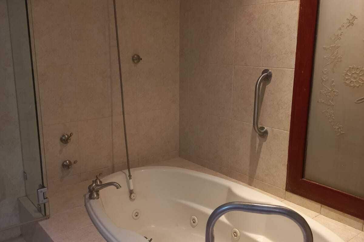 deluxe room | bathroom | jetted bath, hydromassage showerhead, designer toiletries, hair dryer