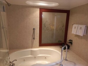 Deluxe Room | Bathroom | Jetted tub, hydromassage showerhead, designer toiletries, hair dryer - Marhialja Hotel Boutique (Oaxaca)