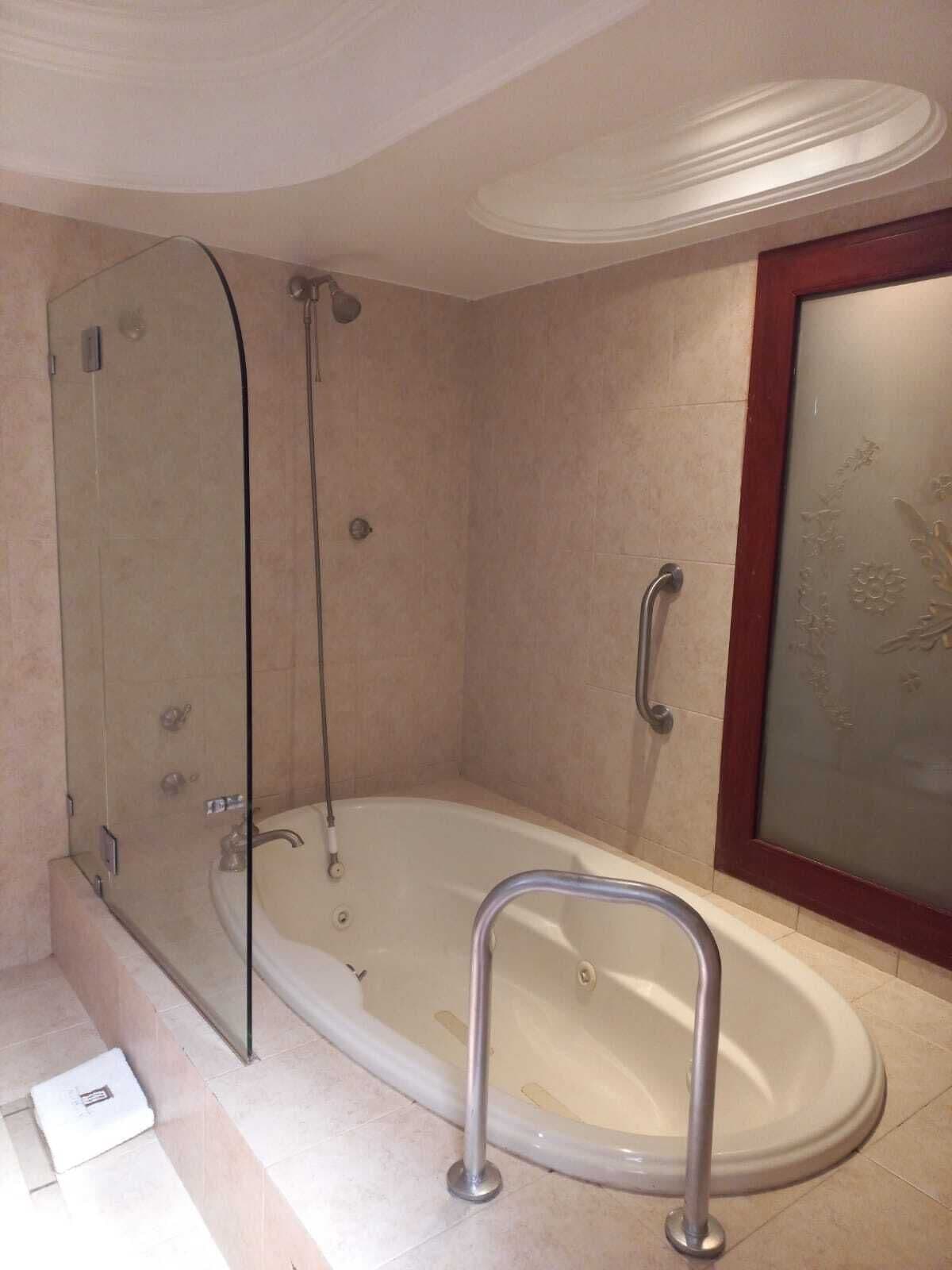 deluxe room | bathroom | jetted bath, hydromassage showerhead, designer toiletries, hair dryer