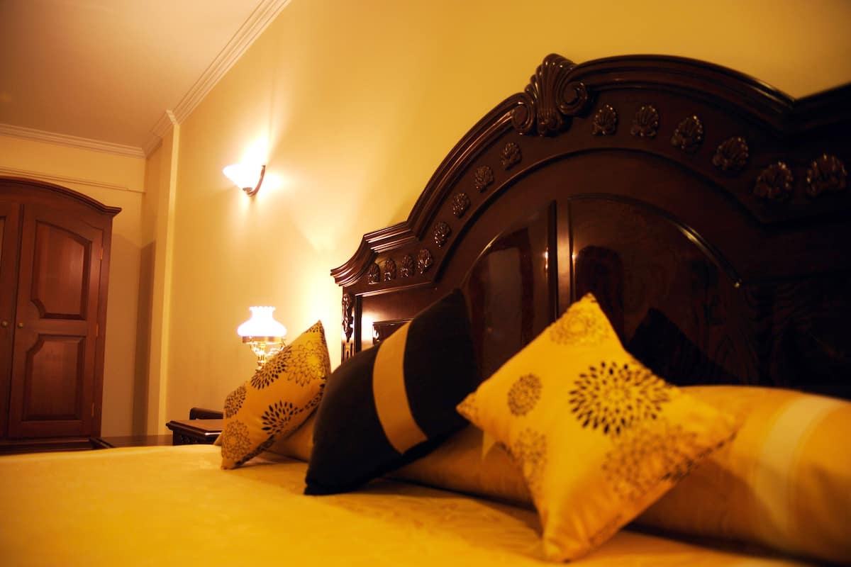 standard room | premium bedding, down duvets, select comfort beds, in-room safe