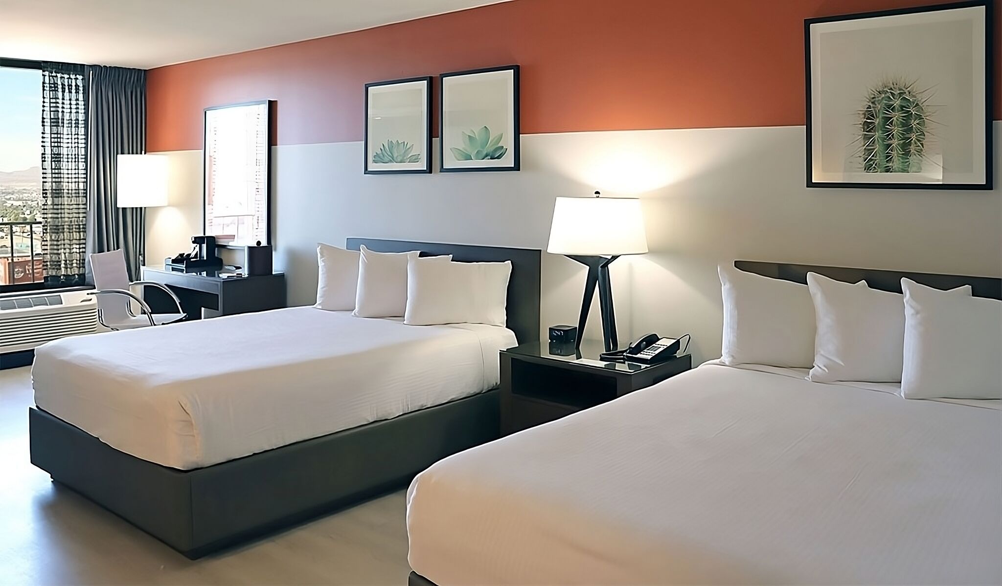 Your Home Away From Home! 2 Relaxing Units, Outdoor Pool, Near Neon Museum