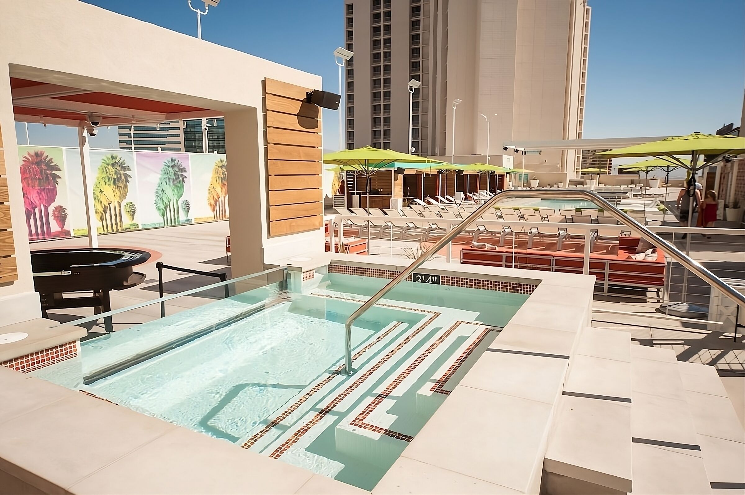 Relax and Unwind! 2 Comfortable Units, Pool, Free Parking, Near Mob Museum
