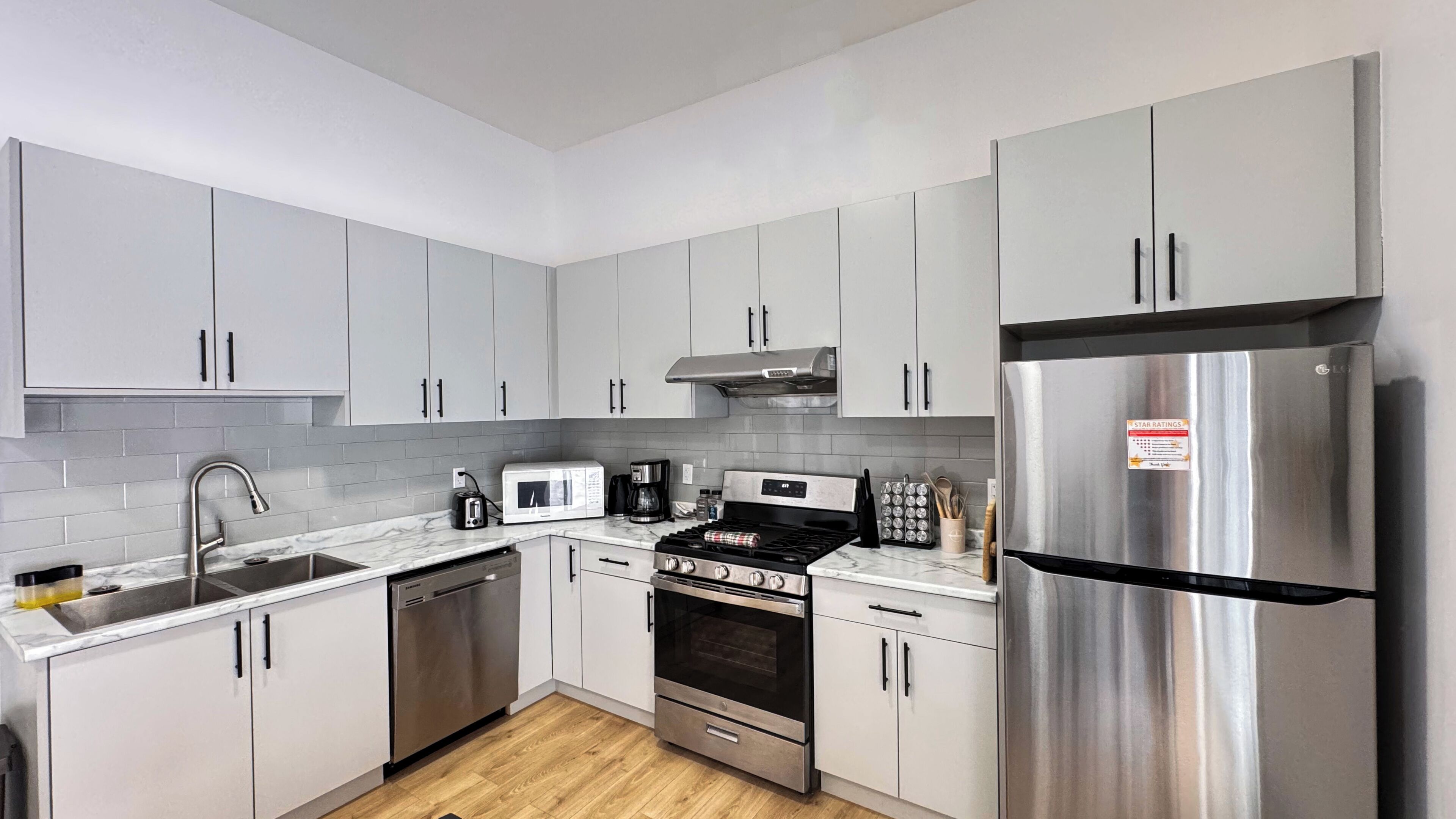 Kühlschrank, Mikrowelle, Ofen, Herdplatte