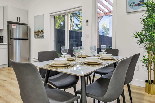 4BR Coach House | Hot Tub, Fire Pit & Theatre