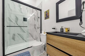 Tina, secadora de cabello, bidet, toallas 