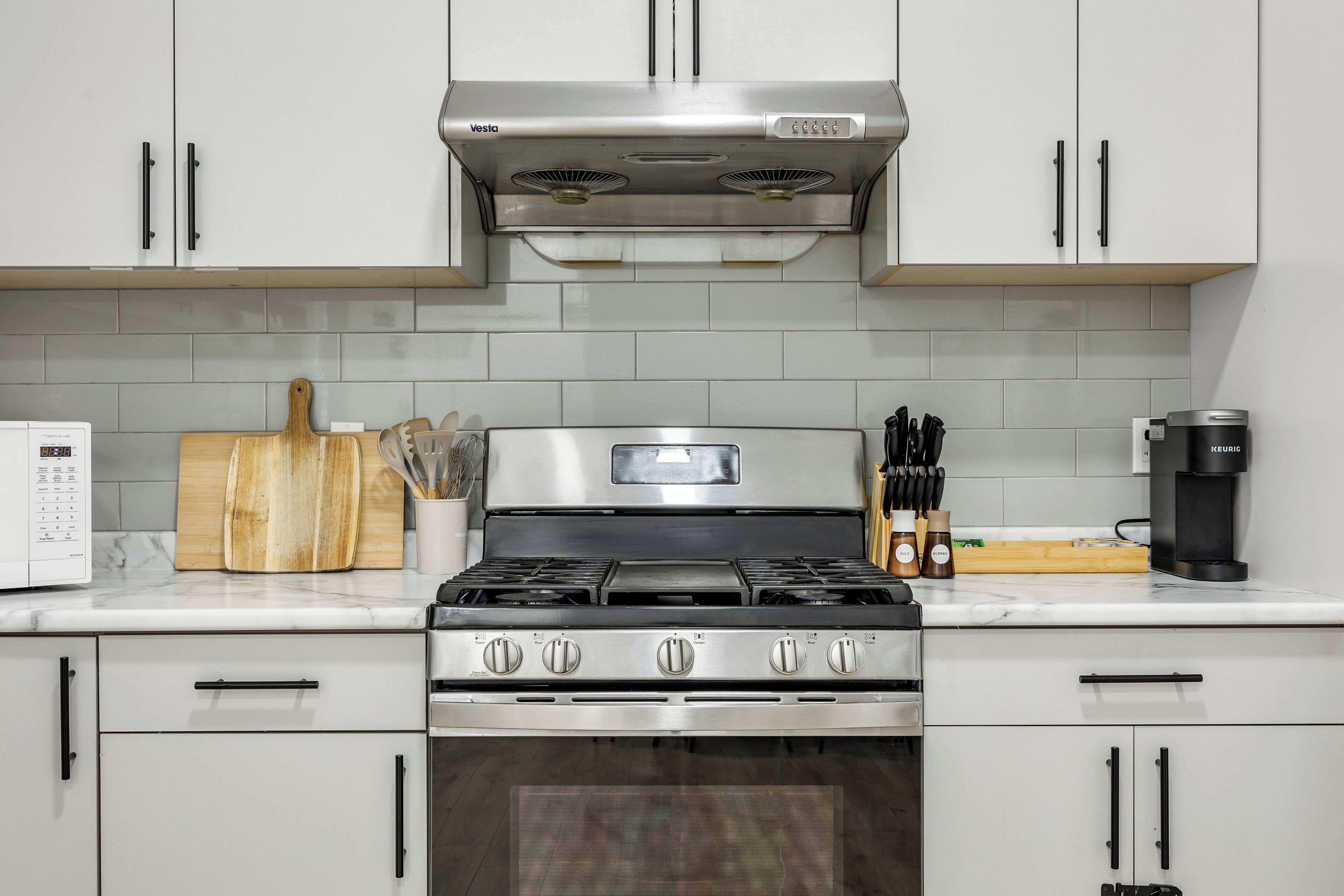 Kjøleskap, mikrobølgeovn, ovn og kokeplater