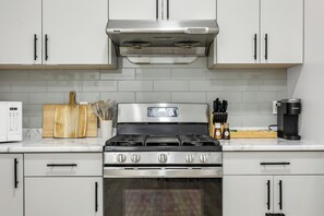 冷蔵庫、電子レンジ、オーブン、コンロ