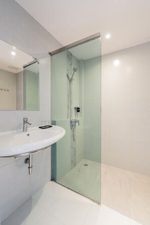 Standard Double Room | Bathroom - MOON BUDGET HOTEL (Krabi)
