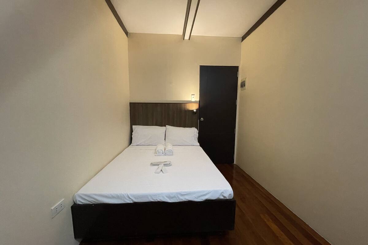 Deluxe Room | Desk, bed sheets