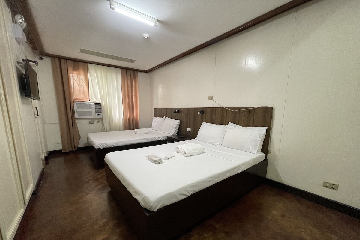 Habitación familiar | Escritorio y ropa de cama