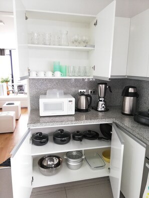 Kühlschrank, Mikrowelle, Ofen, Geschirrspüler