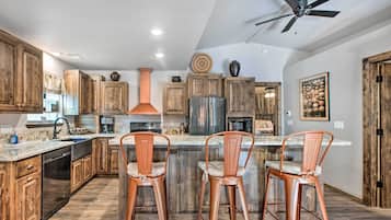 Fridge, microwave, stovetop, dishwasher