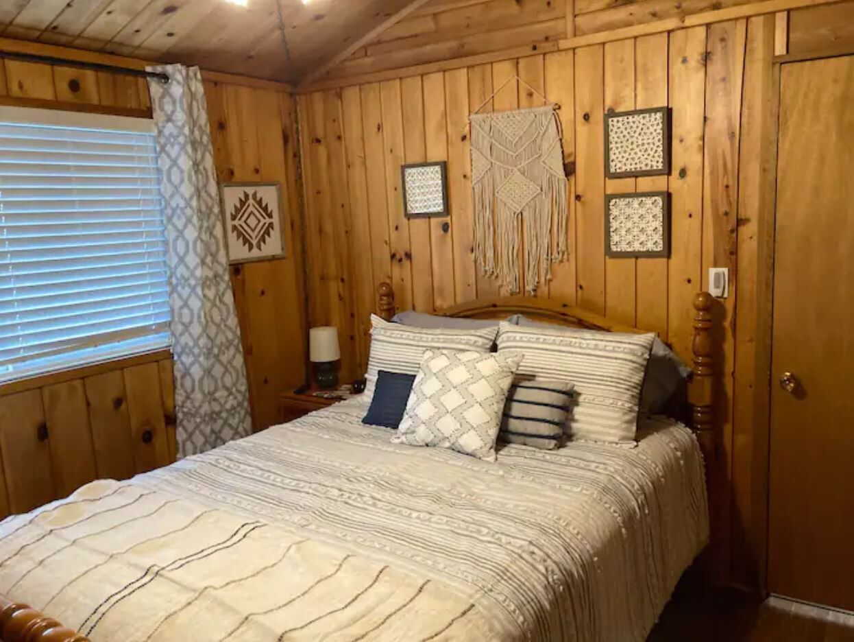 2 bedrooms, in-room safe, desk, iron/ironing board