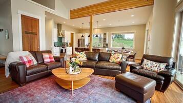 Een smart-tv en een open haard