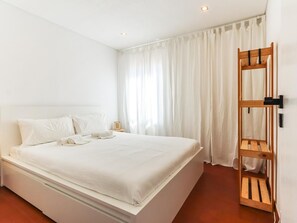 3 slaapkamers, een strijkplank/strijkijzer, internet, beddengoed