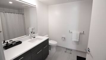 Combined shower/tub, bidet