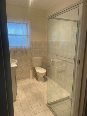 Dusche, Haartrockner, Handtücher, Seife