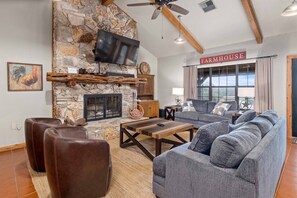 Smart TV, fireplace - Whitetail Oaks - Charming Farmhouse on 34 Private Acres w/Private Pool (San Marcos)