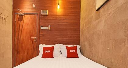 OYO 90662 The 1975 Hotel