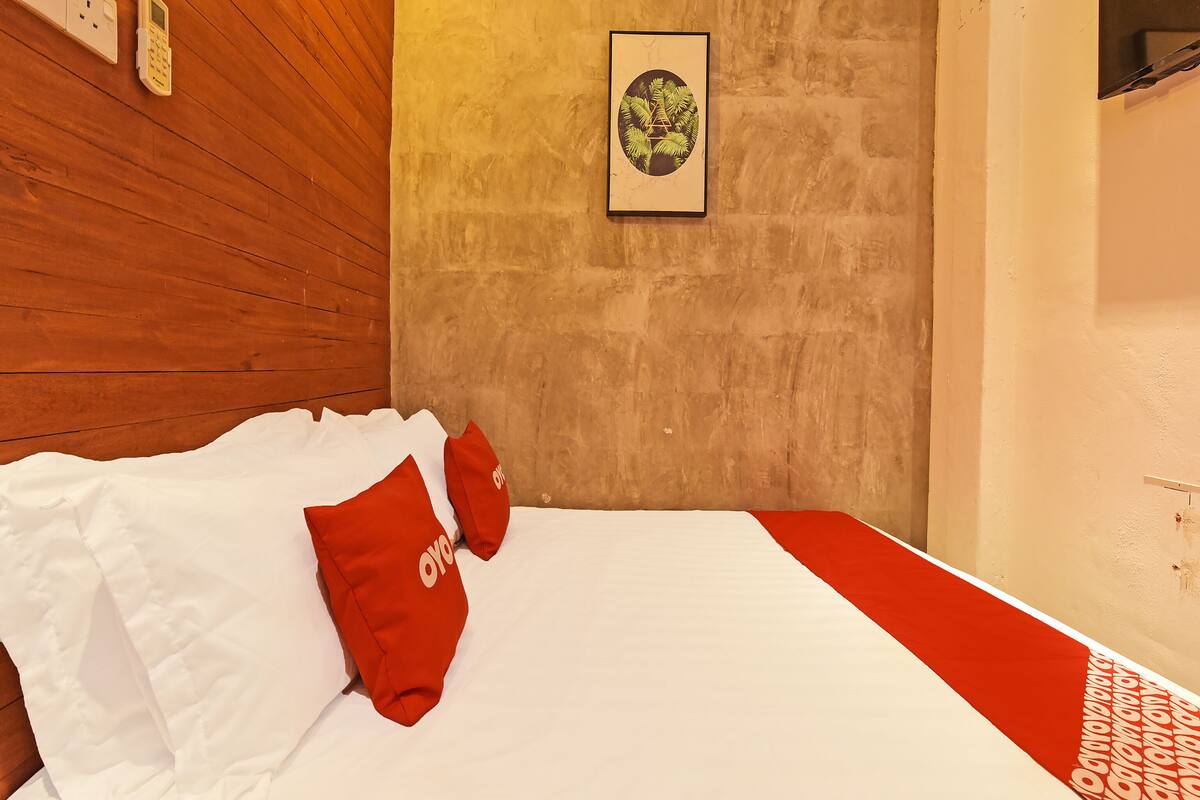 Quarto casal standard, 1 cama Queen | Wi-Fi de cortesia, roupa de cama
