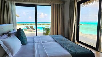 Vila, kolam renang pribadi (Grand Solana 2BR Overwater) | 2 kamar tidur, seprai premium, tempat tidur Select Comfort, dan minibar