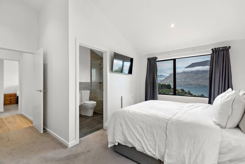 Large Pure Alpine Privacy and Recently Renovated Queenstown Vrbo