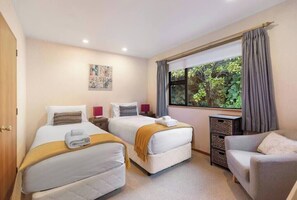 3 bedrooms, iron/ironing board, free WiFi