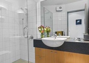 Shower, hair dryer - Ultimate Views - Tikumu Lake House (Queenstown)