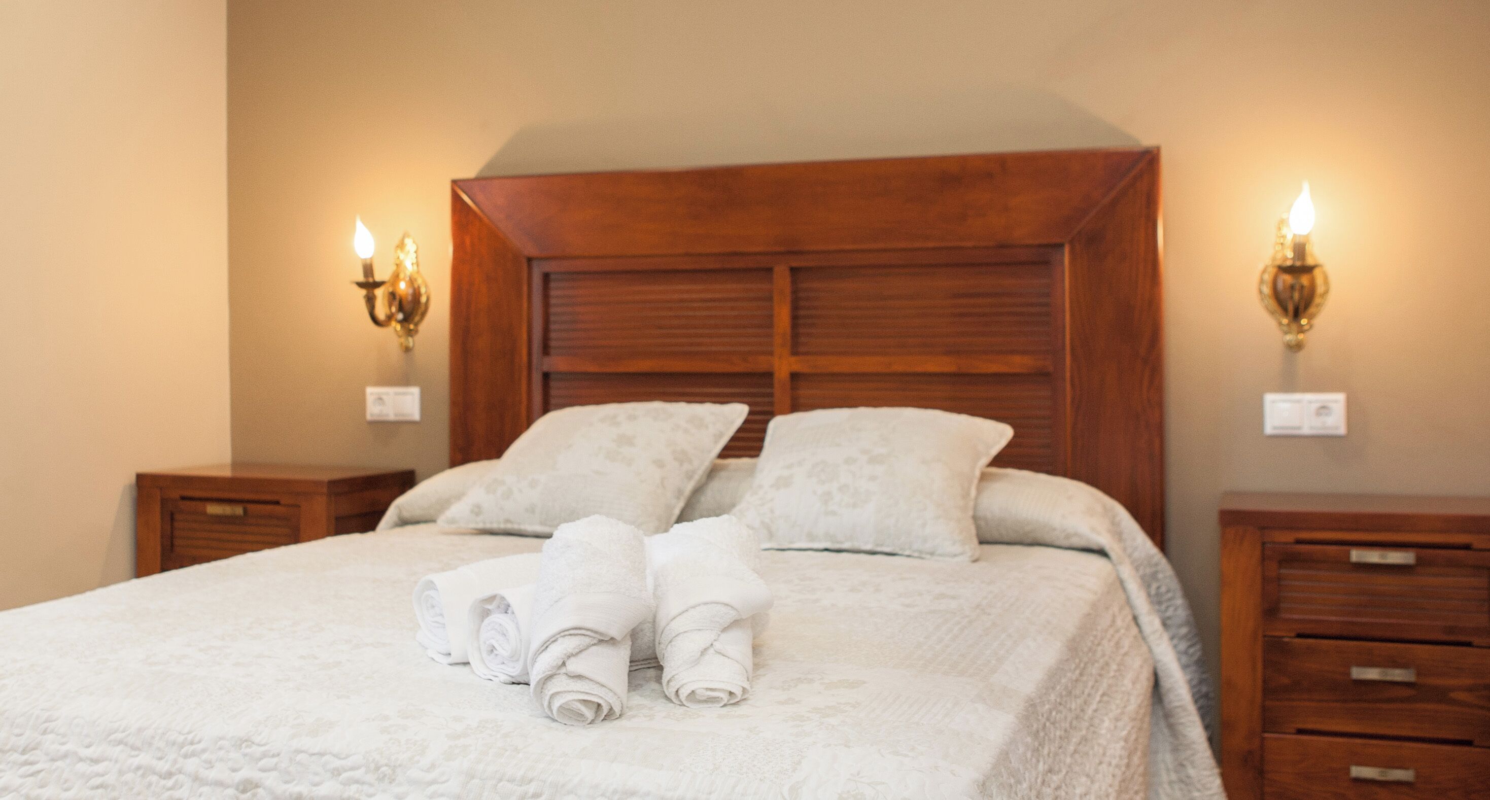 4 多间卧室、熨斗/熨衣板、上网接入、床单