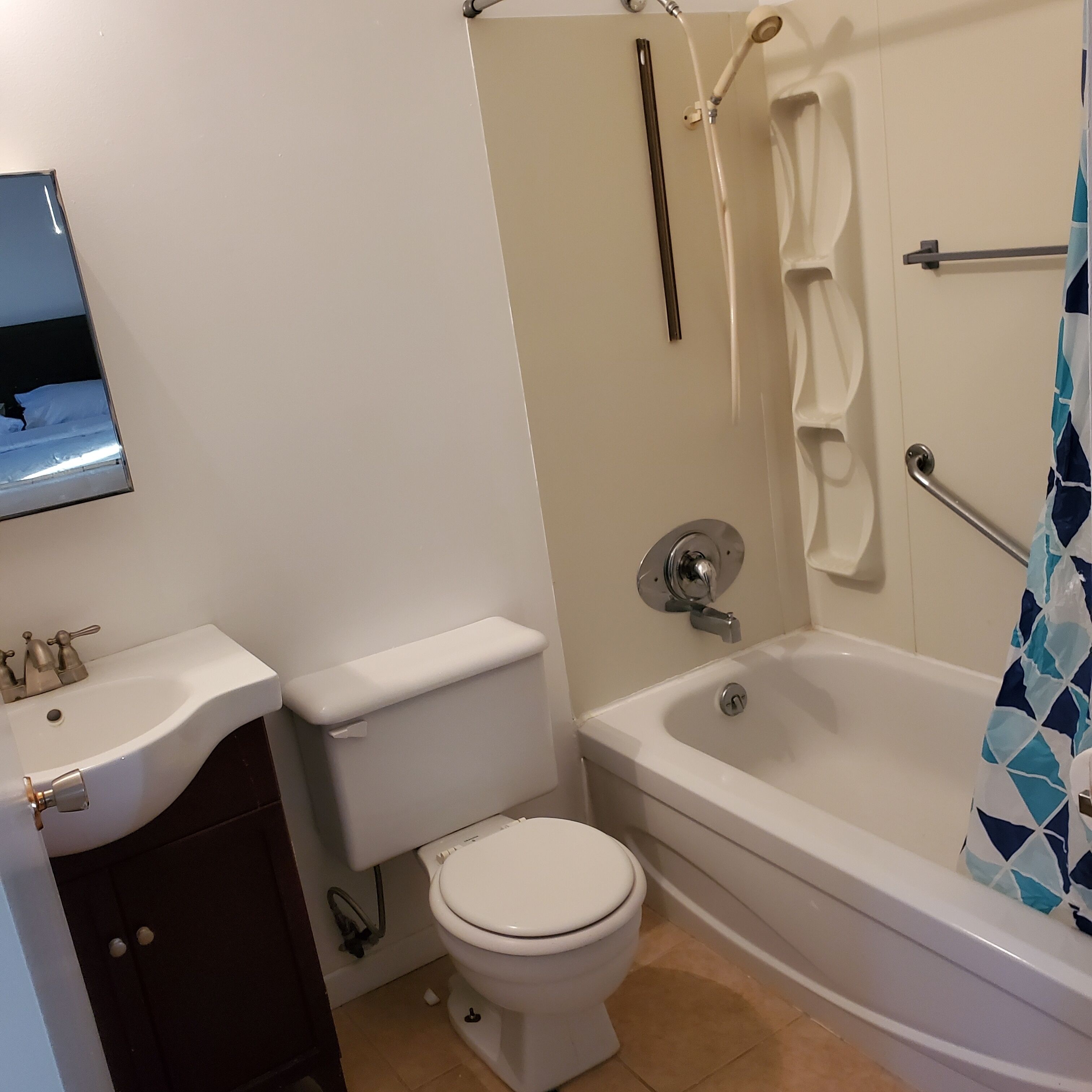 Un baño con inodoro, lavabo y bañera.