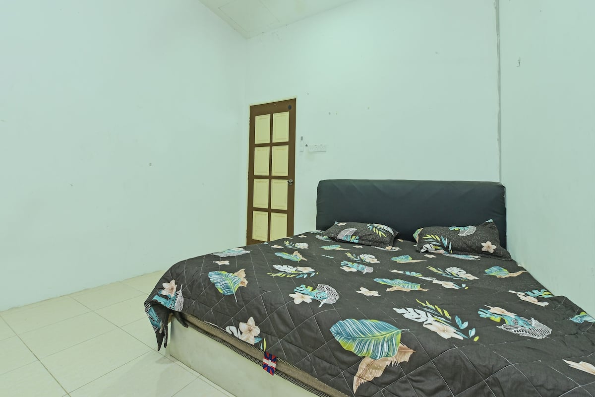 Un dormitorio con cama, una puerta y un ventilador de techo.