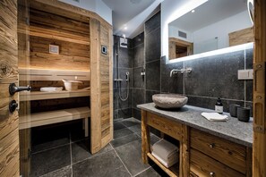 Baignoire, baignoire à jets, sèche-cheveux, serviettes fournies