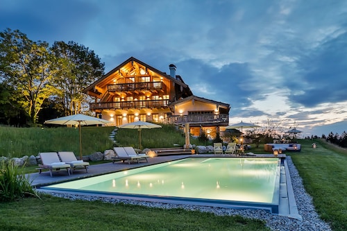 Gipfelglück-Chalet-Suite mit 60qm, Schlafzimmer, Wohnraum mit Küche und Bad mit Sauna
