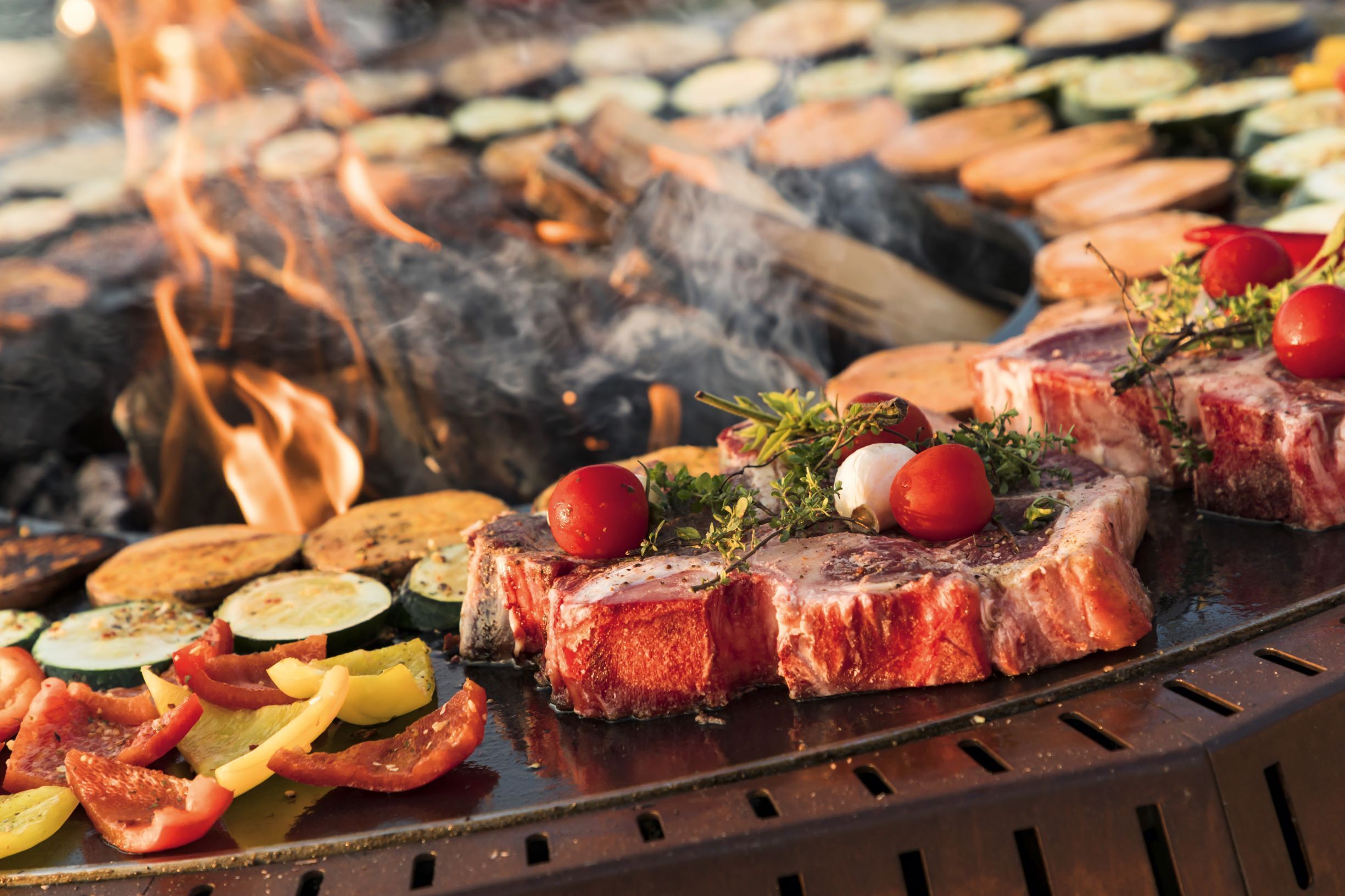 Un barbecue avec différentes sortes de viandes et de légumes.