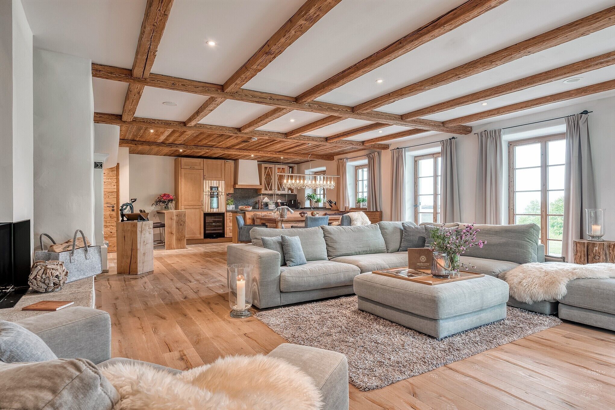 Fernseher, Kamin, Bücher