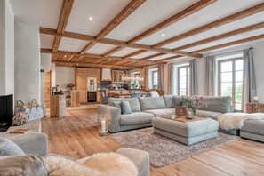 Fernseher, Kamin, Bücher