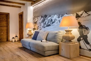 Fernseher, Kamin, Bücher