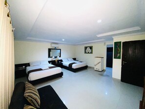 Family Room | Minibar, free WiFi, bed sheets