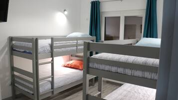 3 quartos, ferros/tábuas de passar roupa, berço de viagem