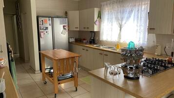 Réfrigérateur, micro-ondes, four, cafetiÚre/bouilloire